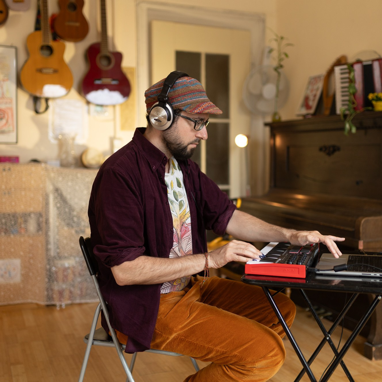 Singer Songwriter, Markus Mascher, Intuitiver Musikunterricht in Freiburg, Gitarrenunterricht, Gesangsunterricht, Schlagzeugunterricht, Klavierunterricht, Unterricht für Live Performance, Loopstation, Recording, Producing, Coaching.