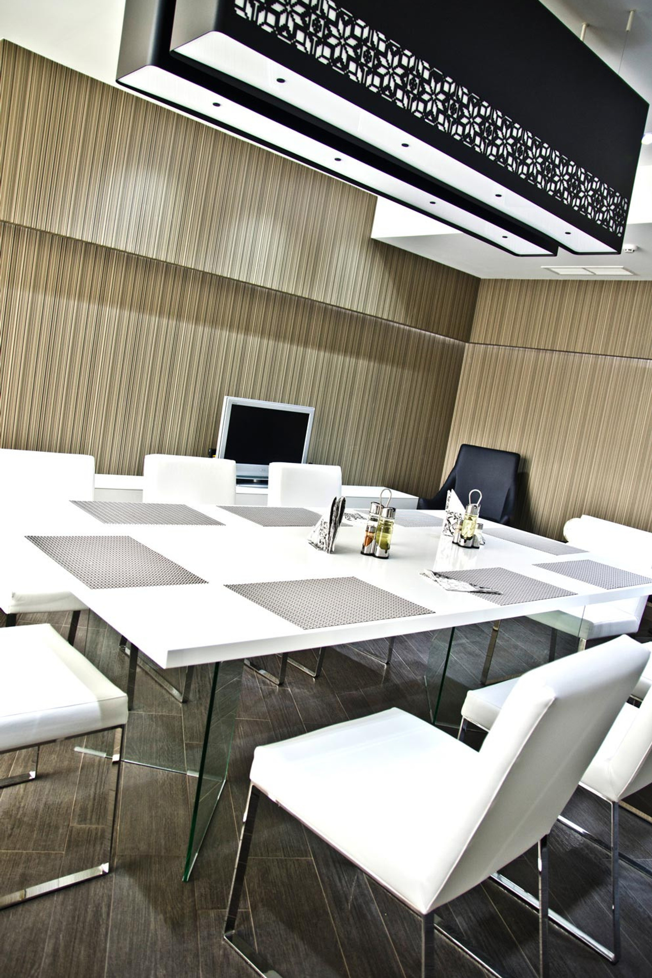 Стекло и метал… Это тоже может быть уютно!!! Обеденный зал