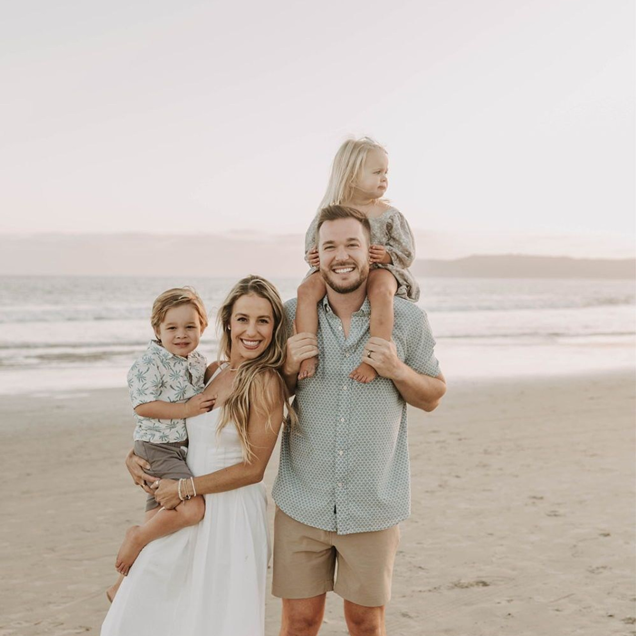 сімейна фотосесія біля моря, що одягнути на фотосесію влітку, образи для фотосесії біля річки, фотосесія на пляжі, сімейний фотограф Київ