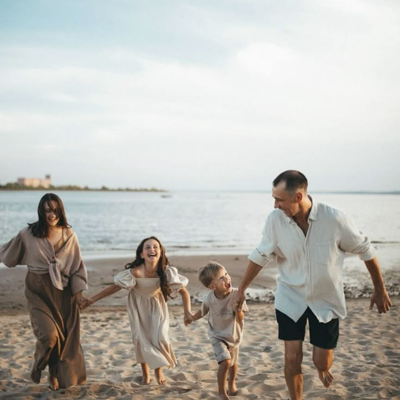 сімейна фотосесія біля моря, що одягнути на фотосесію влітку, образи для фотосесії біля річки, фотосесія на пляжі, сімейний фотограф Київ
