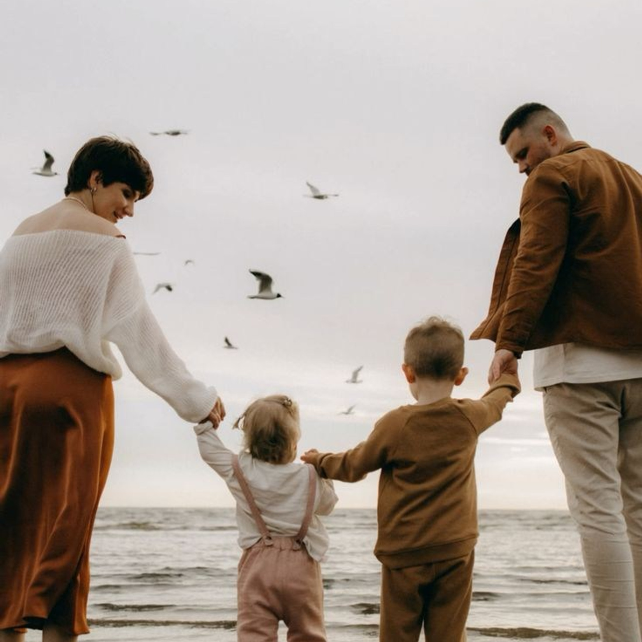 сімейна фотосесія біля моря, що одягнути на фотосесію влітку, образи для фотосесії біля річки, фотосесія на пляжі, сімейний фотограф Київ