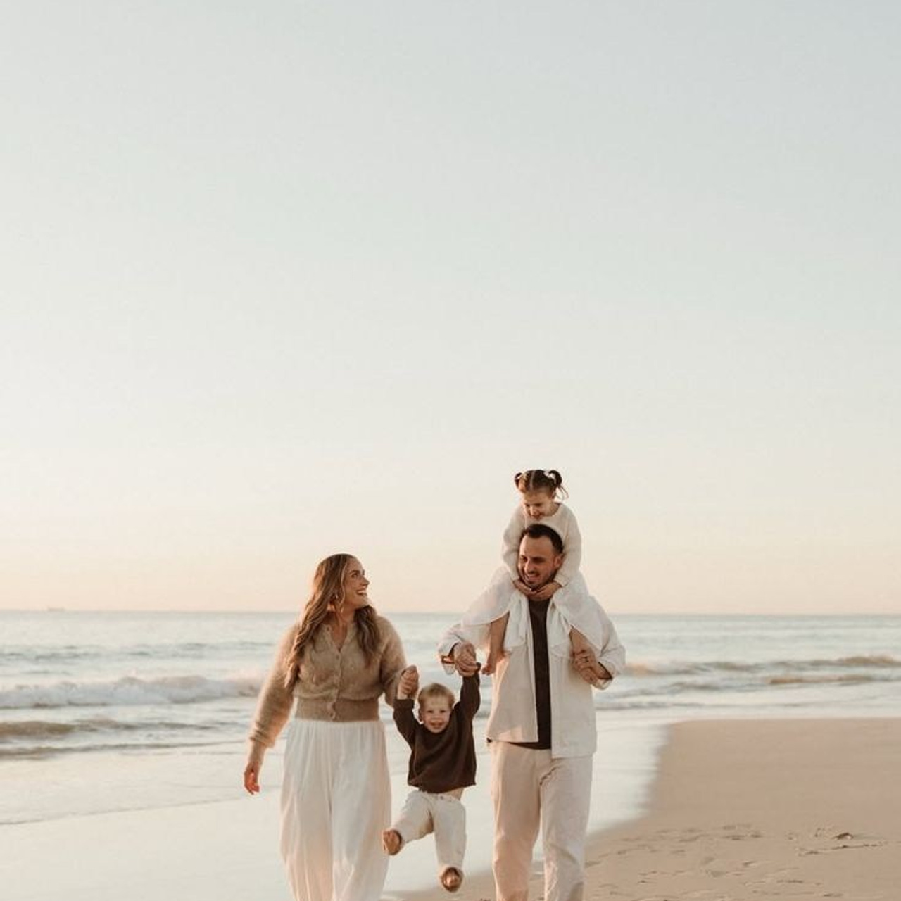 сімейна фотосесія біля моря, що одягнути на фотосесію влітку, образи для фотосесії біля річки, фотосесія на пляжі, сімейний фотограф Київ