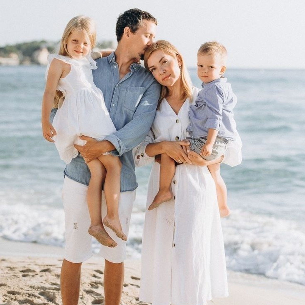 сімейна фотосесія біля моря, що одягнути на фотосесію влітку, образи для фотосесії біля річки, фотосесія на пляжі, сімейний фотограф Київ