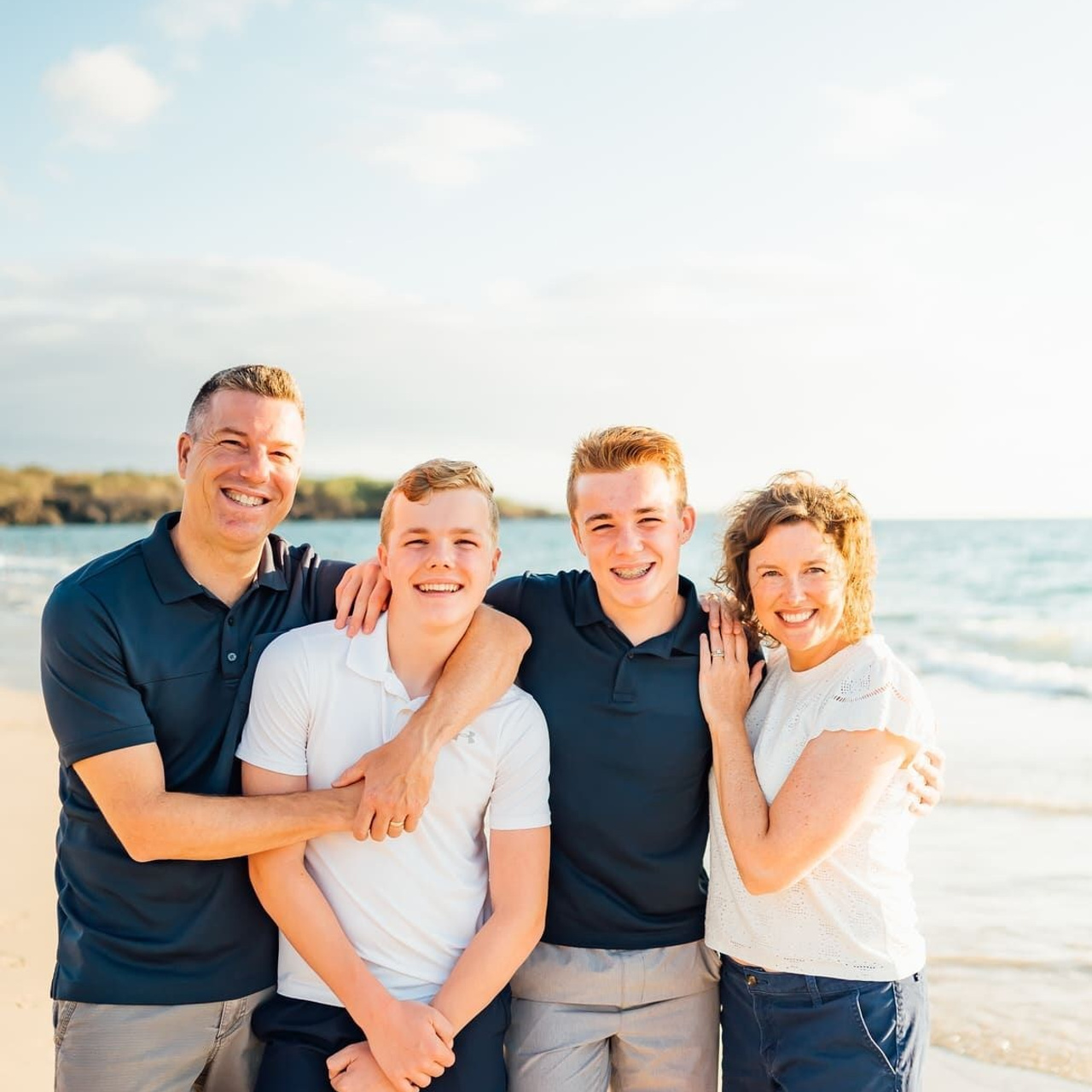 сімейна фотосесія біля моря, що одягнути на фотосесію влітку, образи для фотосесії біля річки, фотосесія на пляжі, сімейний фотограф Київ