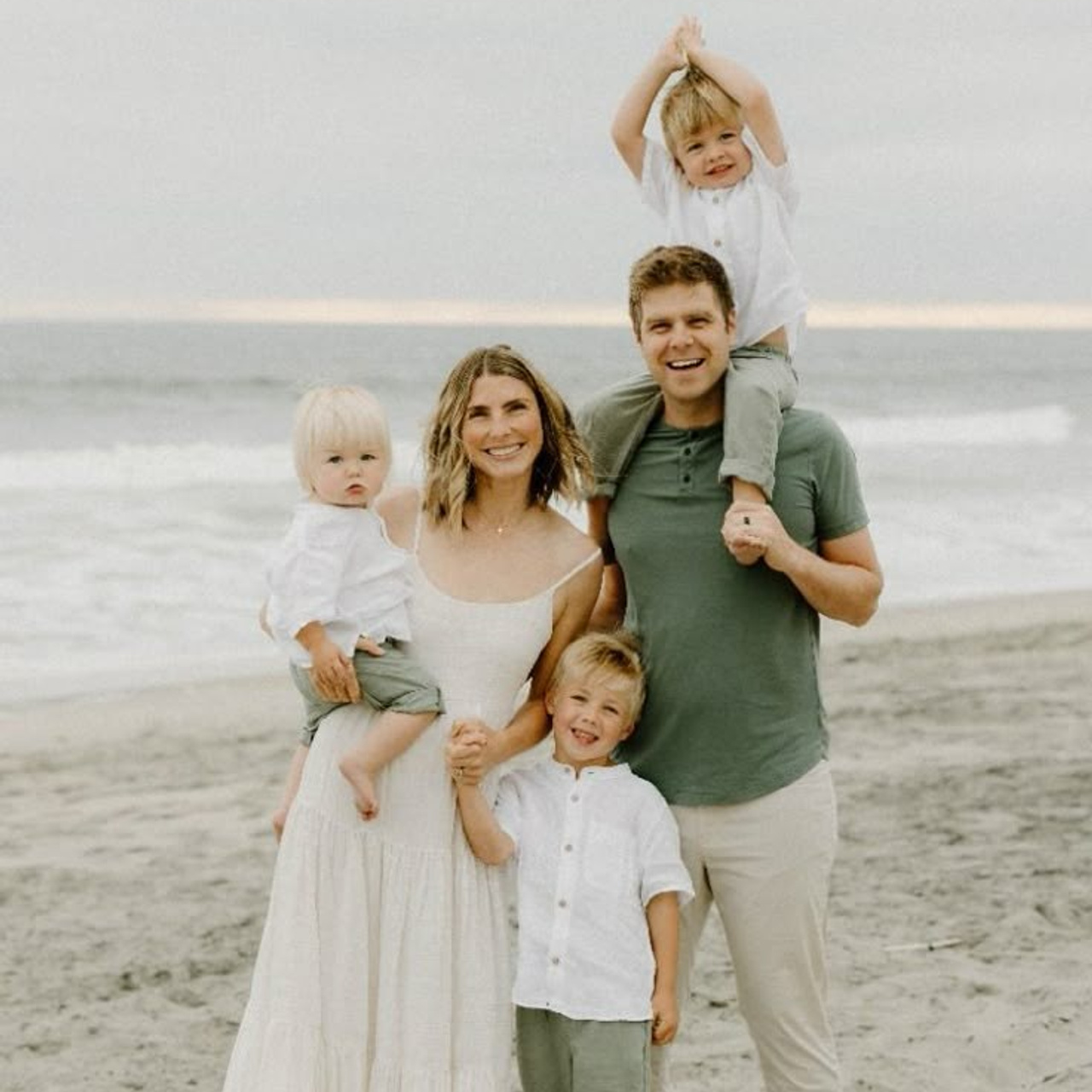 сімейна фотосесія біля моря, що одягнути на фотосесію влітку, образи для фотосесії біля річки, фотосесія на пляжі, сімейний фотограф Київ