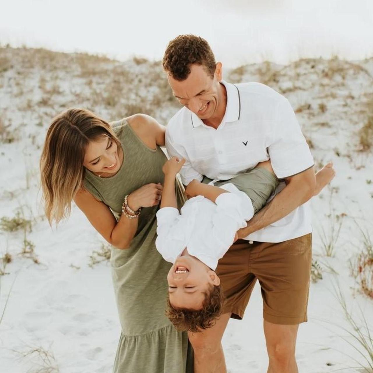 сімейна фотосесія біля моря, що одягнути на фотосесію влітку, образи для фотосесії біля річки, фотосесія на пляжі, сімейний фотограф Київ