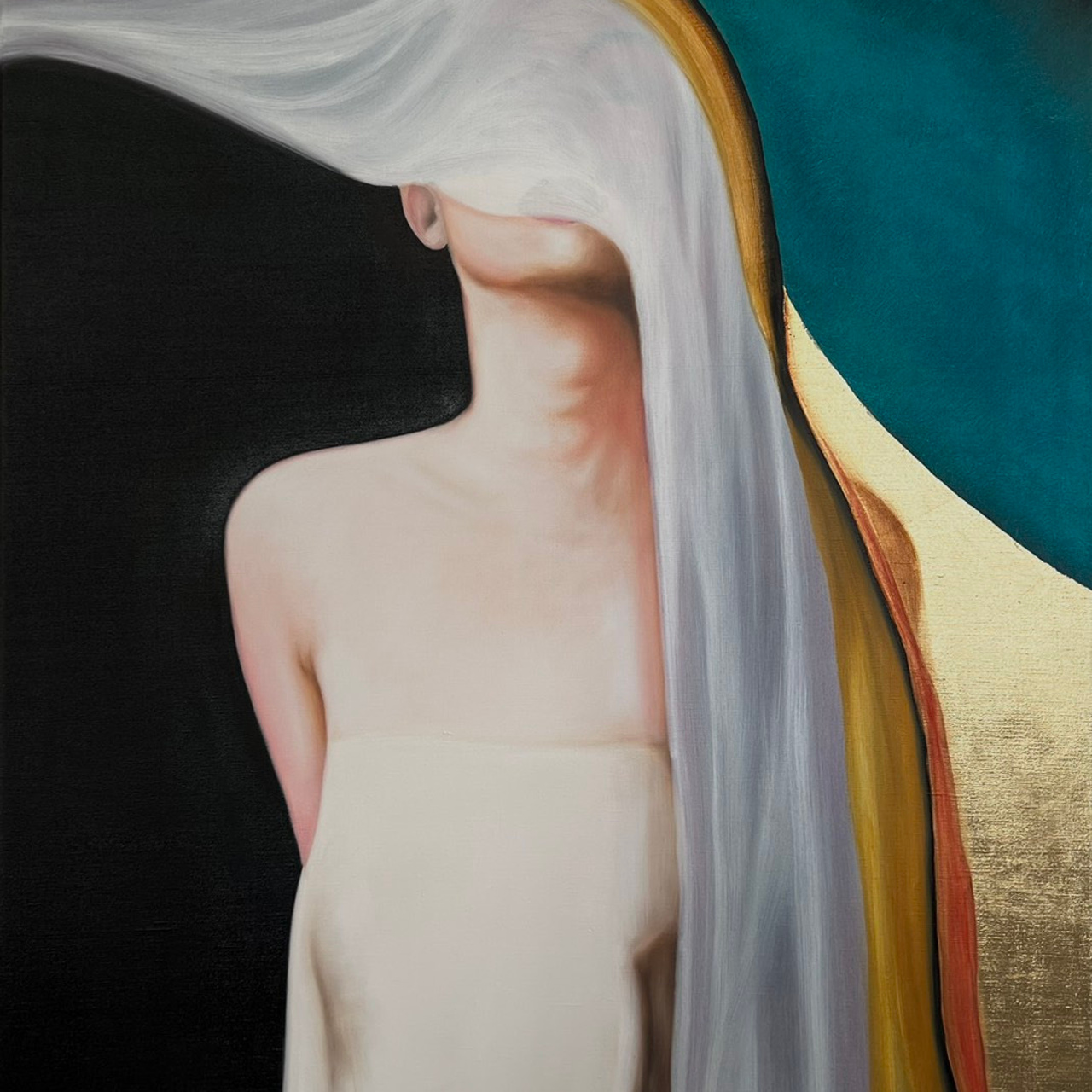 Лицо юной девушки под прозрачной тканью на цветном фоне 