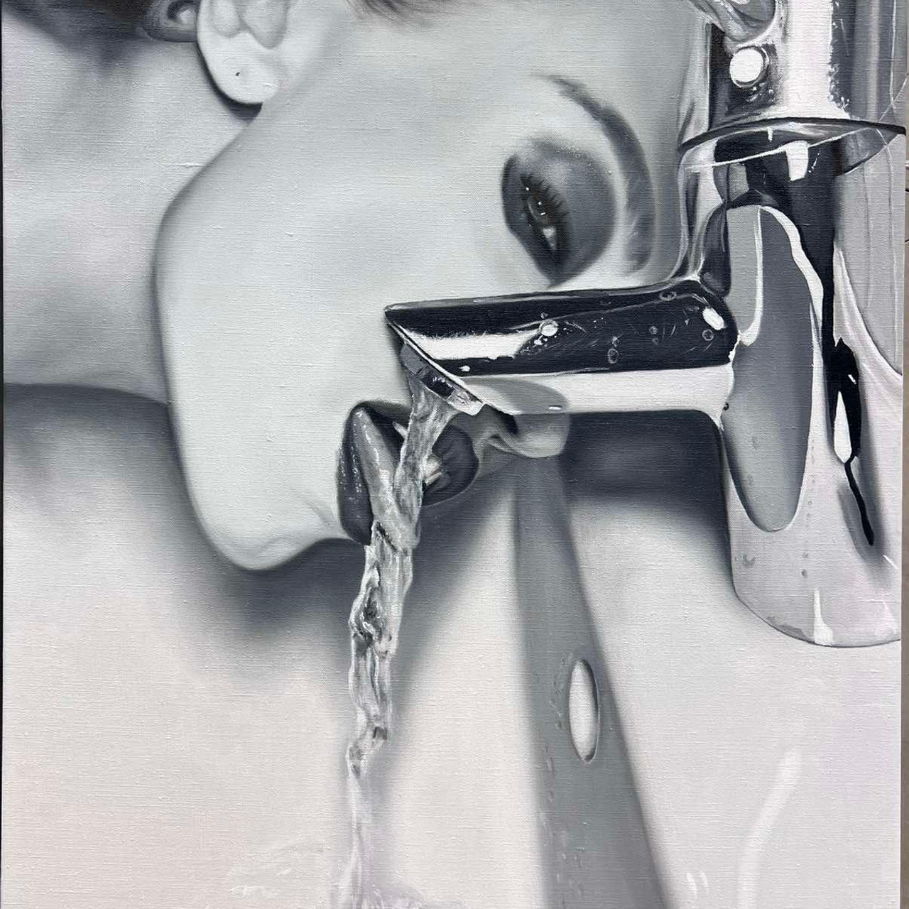 Девушка с макияжем пьёт воду из под крана 