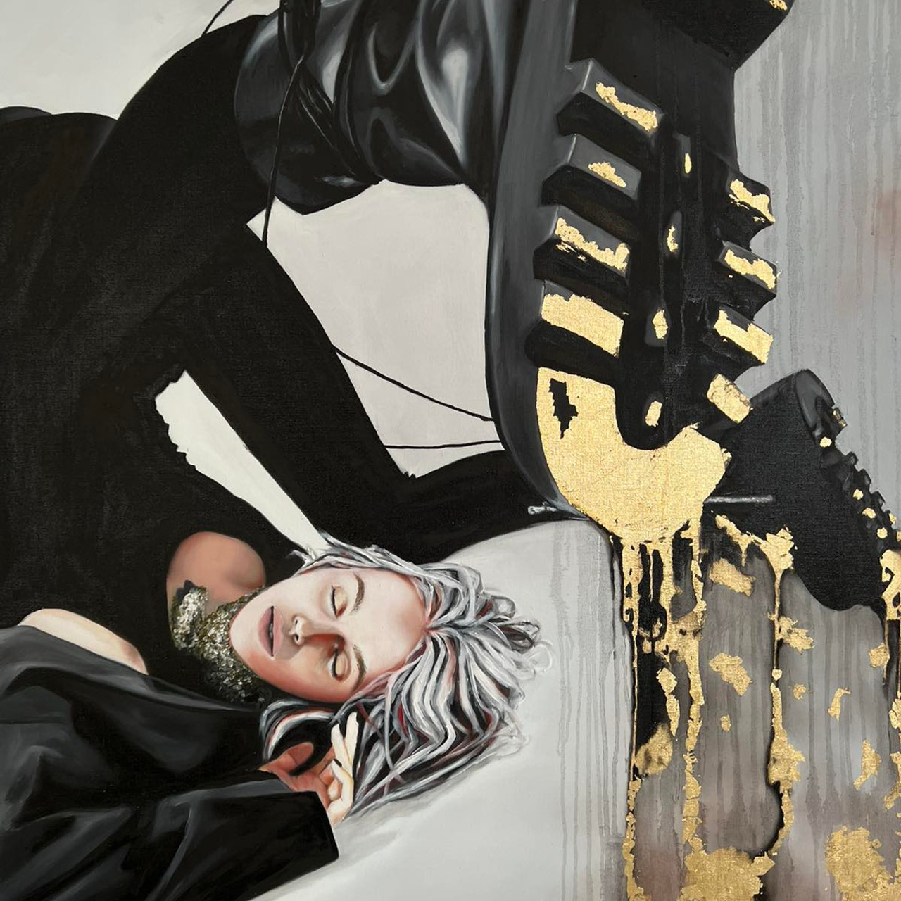 Большие ботинки на ногах у женщины лежащей на полу