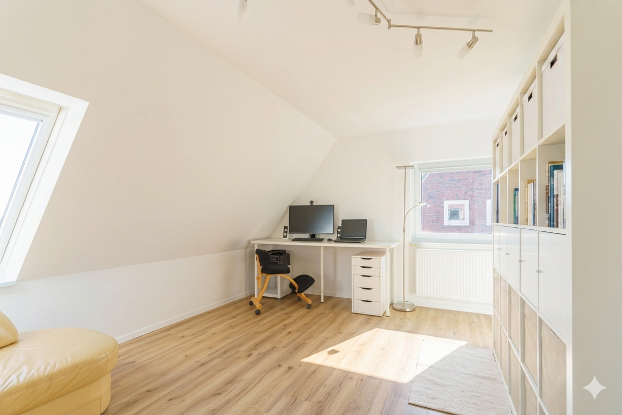 Originale Immobilienfotografie: Dachgeschosszimmer mit Schreibtisch, Regalsystem und Dachfenster. Fotografie von jade-visual.