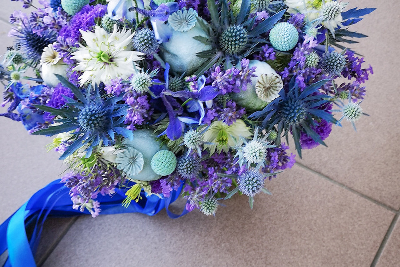 Līgavas pušķi zilos toņos