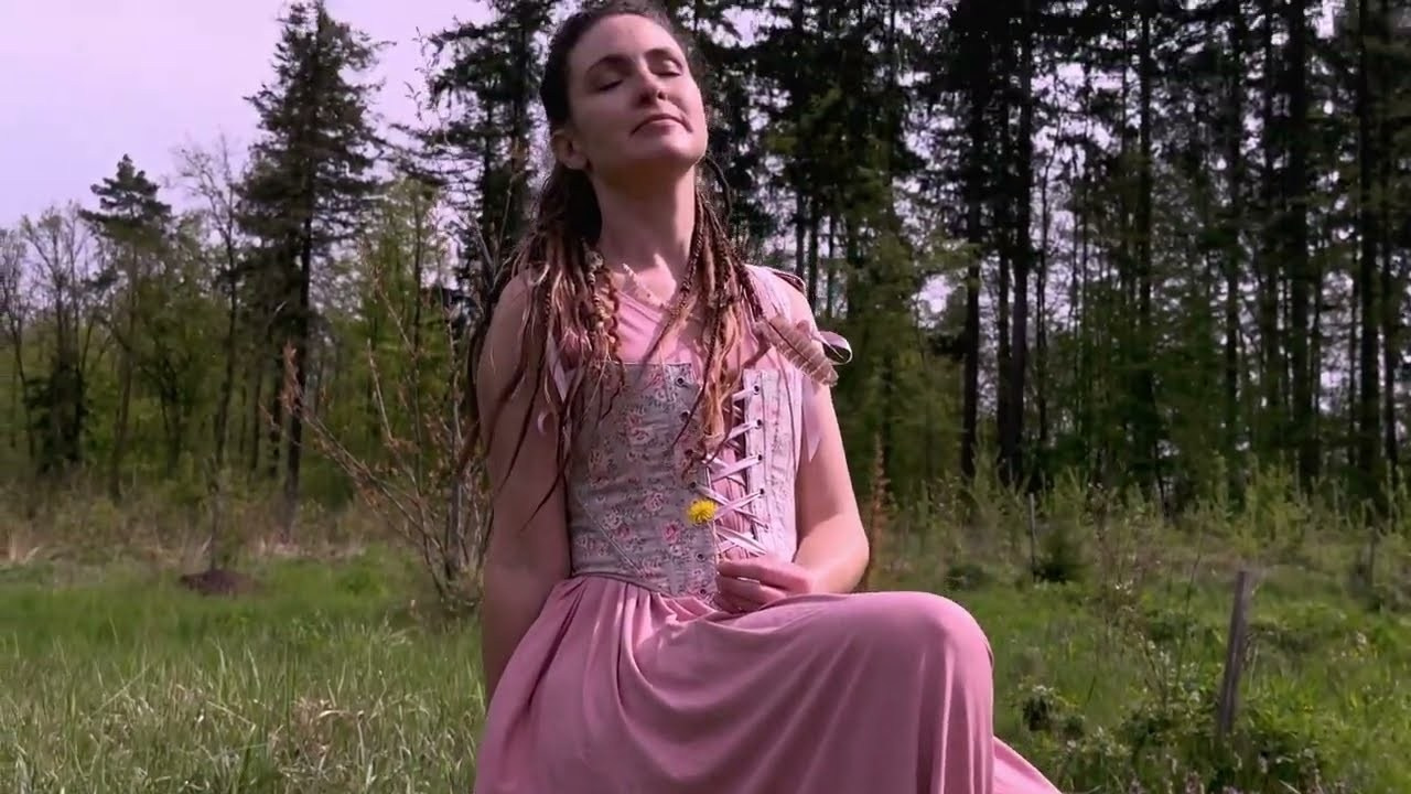 Kruh ženy. Adeliia Korinek — Multimedia Artist | Family Stories & Fashion Films
