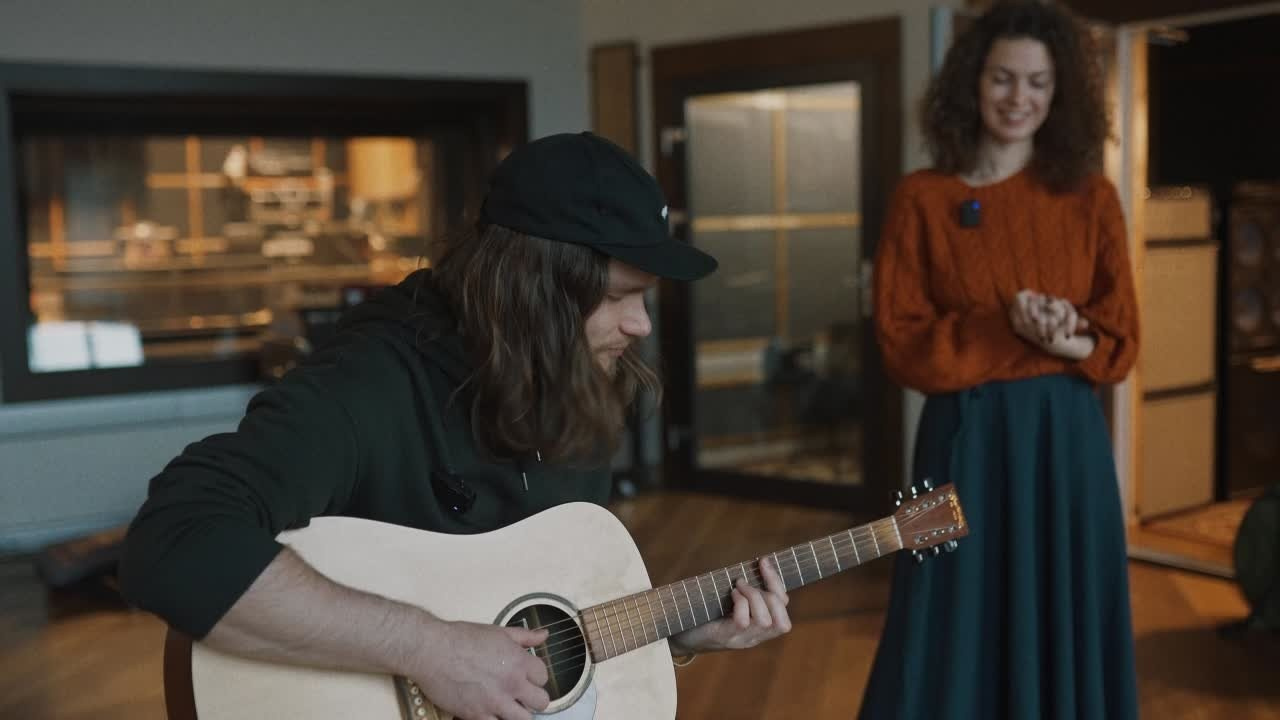 Киноработы оператора, режиссёра, монтажера и выдумщика Ивана Черных. Стрит-фотография, полная абсурда, идиотизма и красоты