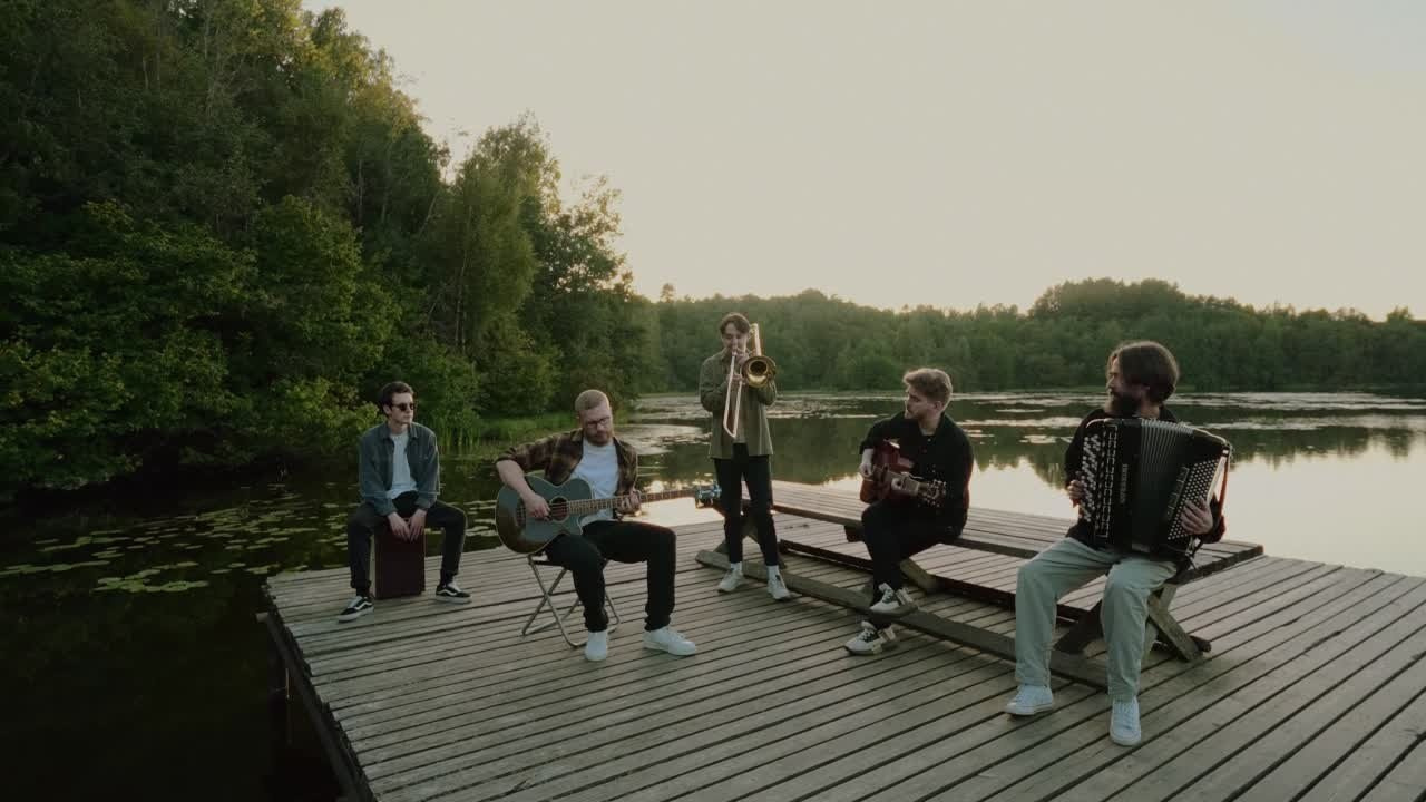 Киноработы оператора, режиссёра, монтажера и выдумщика Ивана Черных. Стрит-фотография, полная абсурда, идиотизма и красоты