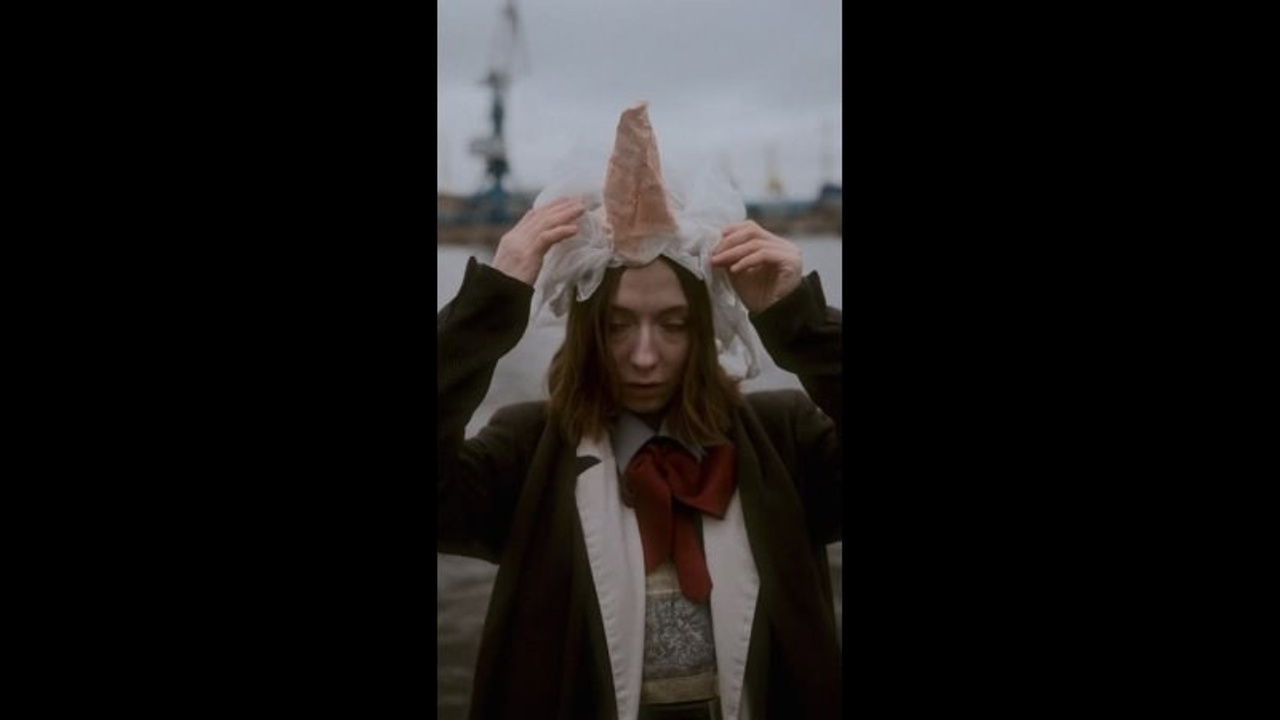 Киноработы оператора, режиссёра, монтажера и выдумщика Ивана Черных. Стрит-фотография, полная абсурда, идиотизма и красоты