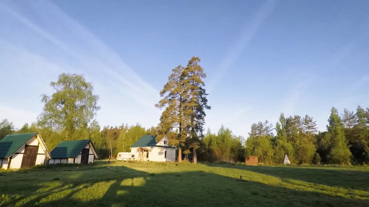 Киноработы оператора, режиссёра, монтажера и выдумщика Ивана Черных. Стрит-фотография, полная абсурда, идиотизма и красоты