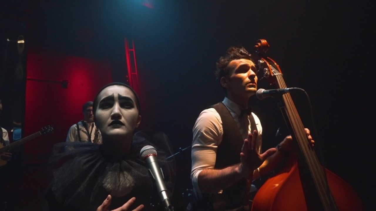 Киноработы оператора, режиссёра, монтажера и выдумщика Ивана Черных. Стрит-фотография, полная абсурда, идиотизма и красоты