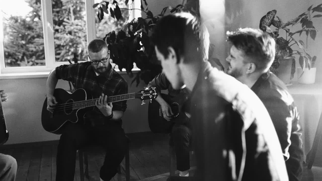 Киноработы оператора, режиссёра, монтажера и выдумщика Ивана Черных. Стрит-фотография, полная абсурда, идиотизма и красоты