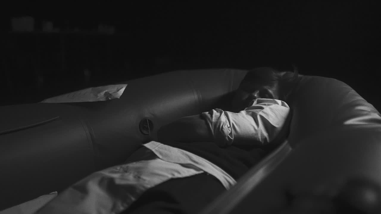 Киноработы оператора, режиссёра, монтажера и выдумщика Ивана Черных. Стрит-фотография, полная абсурда, идиотизма и красоты