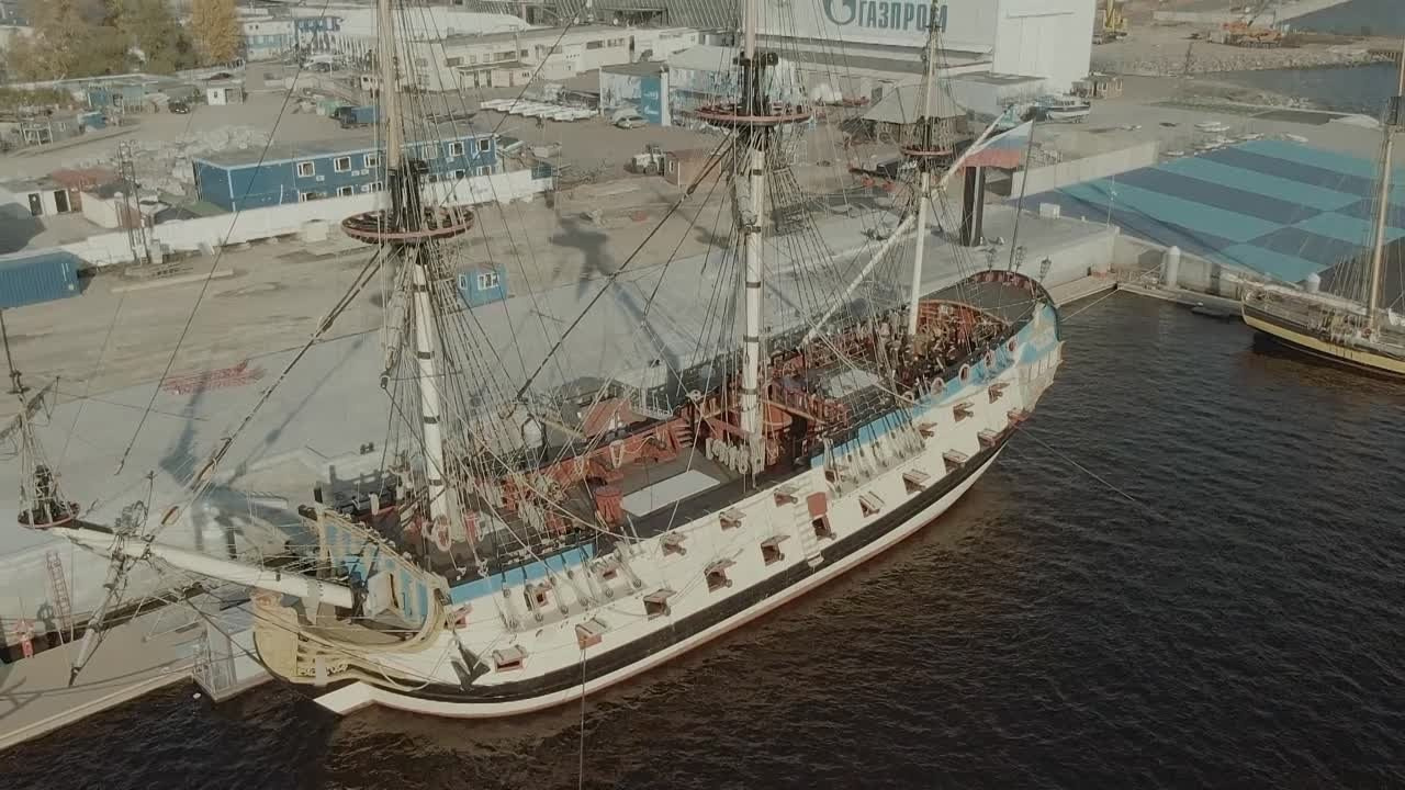 Киноработы оператора, режиссёра, монтажера и выдумщика Ивана Черных. Стрит-фотография, полная абсурда, идиотизма и красоты