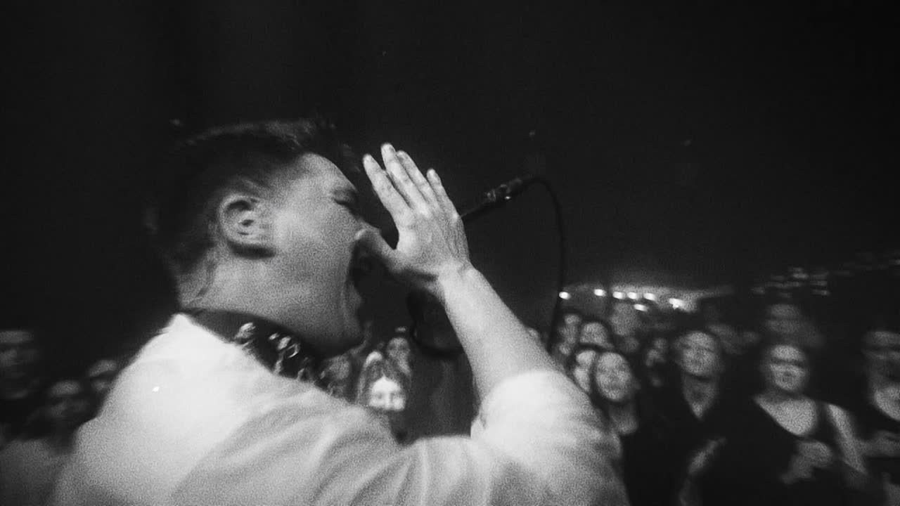 Киноработы оператора, режиссёра, монтажера и выдумщика Ивана Черных. Стрит-фотография, полная абсурда, идиотизма и красоты