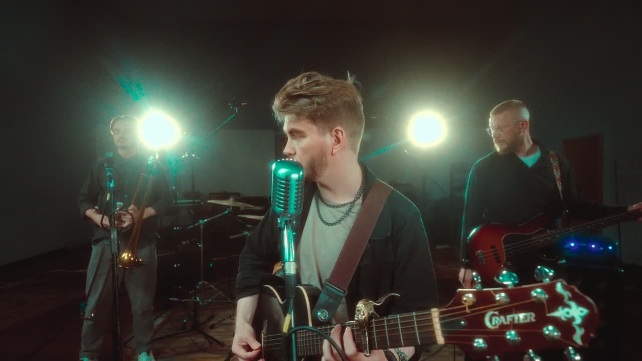 Киноработы оператора, режиссёра, монтажера и выдумщика Ивана Черных. Стрит-фотография, полная абсурда, идиотизма и красоты