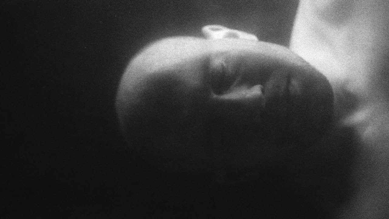 Киноработы оператора, режиссёра, монтажера и выдумщика Ивана Черных. Стрит-фотография, полная абсурда, идиотизма и красоты