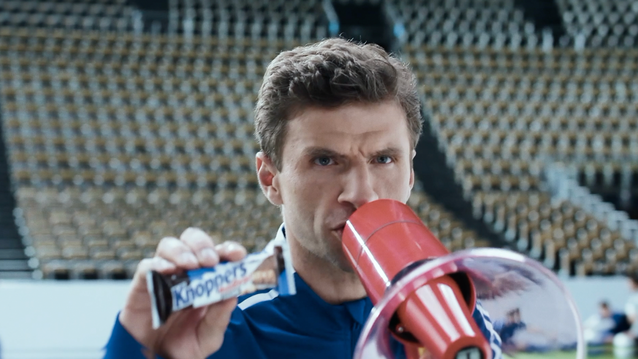 Soccer legend Thomas Müller out jokes Journalists in the Olympia Hall for KNOPPERS Nut Bar