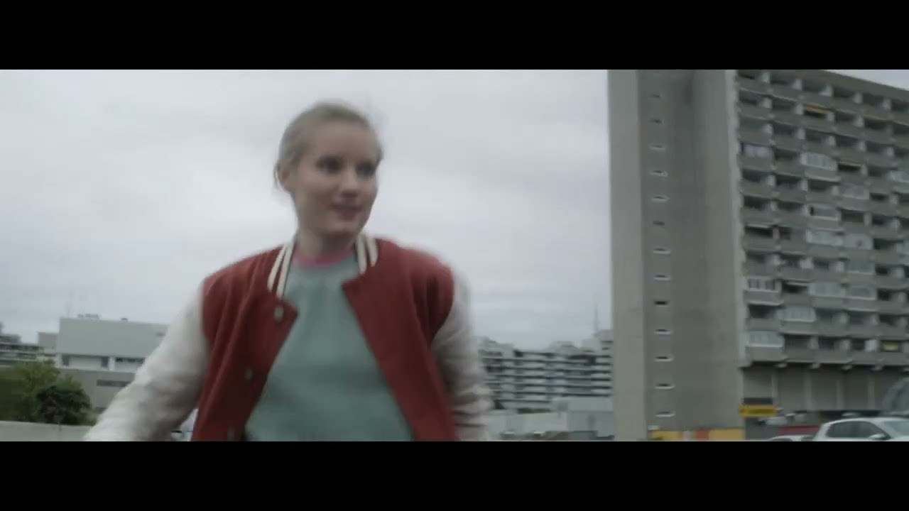 Tom & Jerry style hunt between Soccer Legend Thomas Müller & and the female skiller worldchampion. Charley Stadler