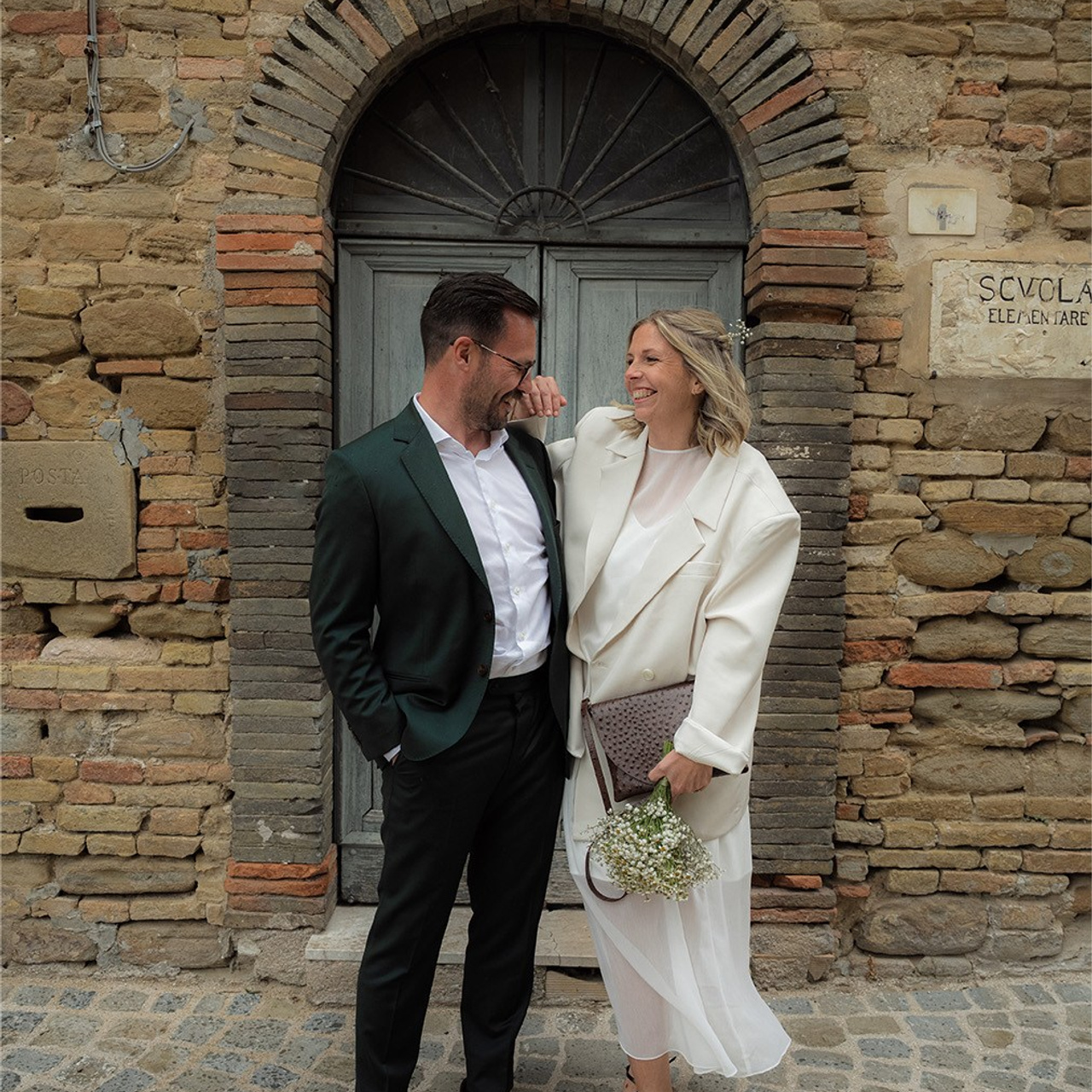 Momenti spontanei tra gli sposi — reportage matrimoniale nelle Marche