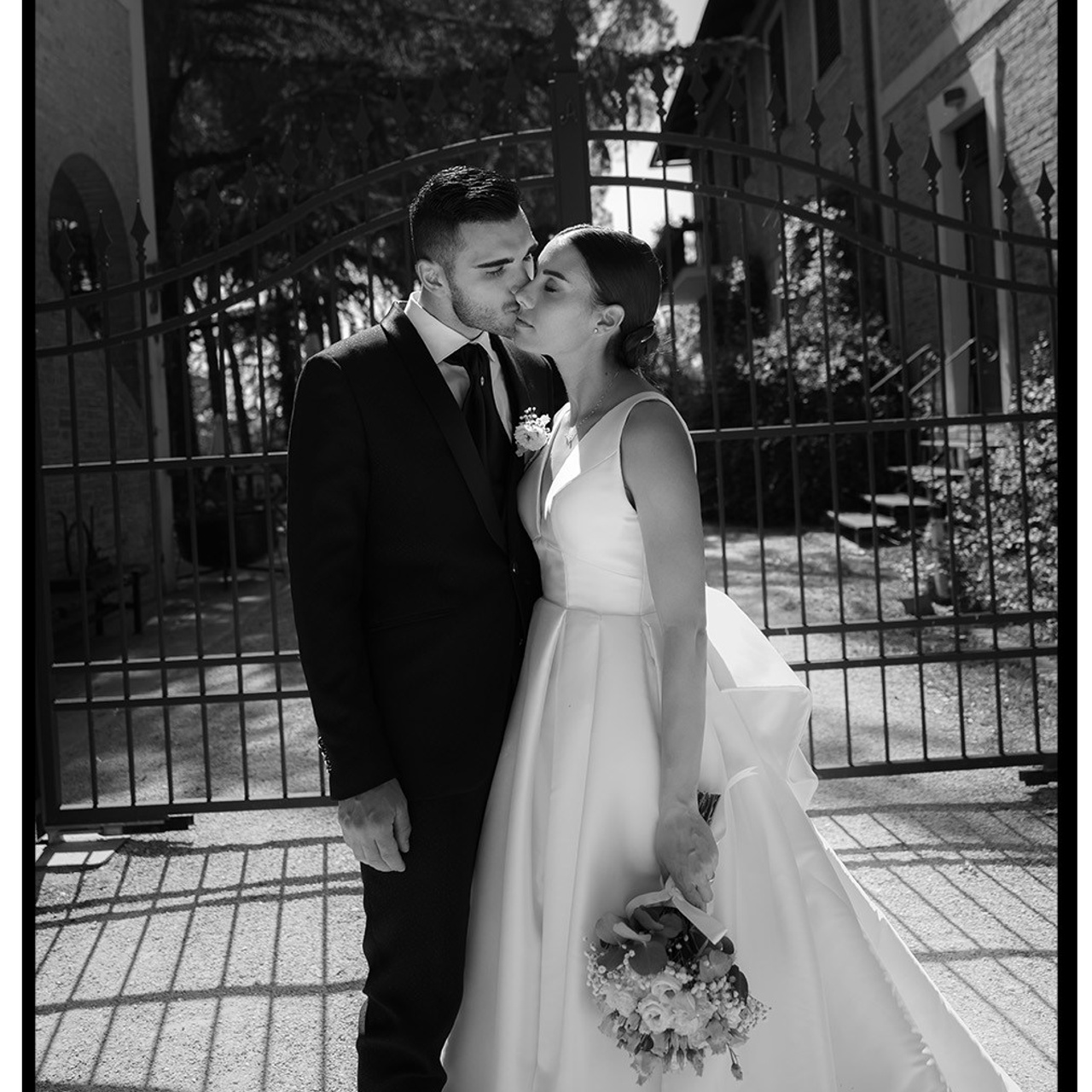 Bacio tra gli sposi tra le colline marchigiane — fotografo matrimoni Marche