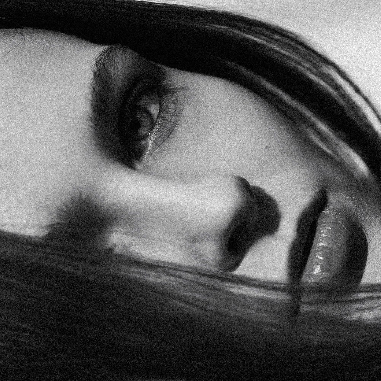 Обратная связь. Кристина Кожельцова — чёрно-белая портретная фотография в Лейпциге. Германия