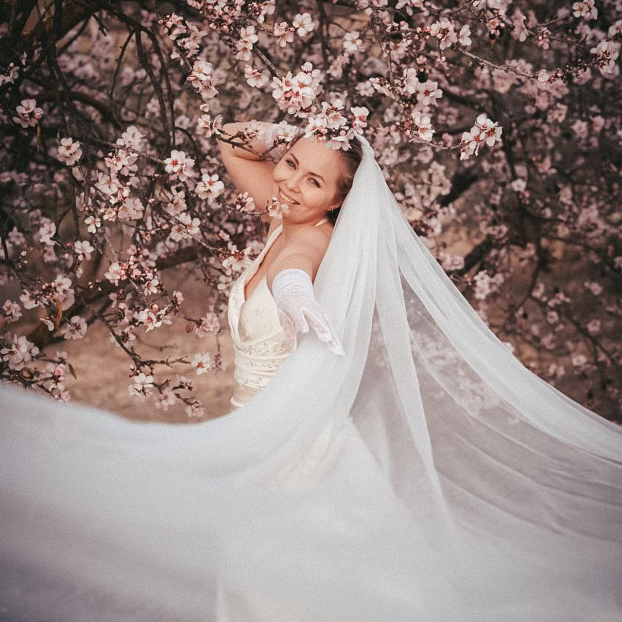 Свадебная прогулка в цветущем миндале