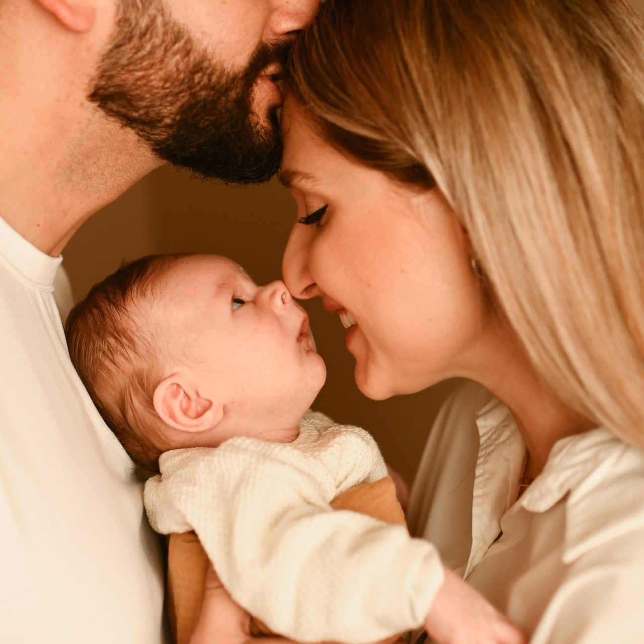 Επαγγελματική φωτογράφιση εγκυμοσύνης και νεογέννητου στη Ρόδο. Φωτογράφος νεογέννητων στη Ρόδο. Φωτογράφιση εγκυμοσύνης