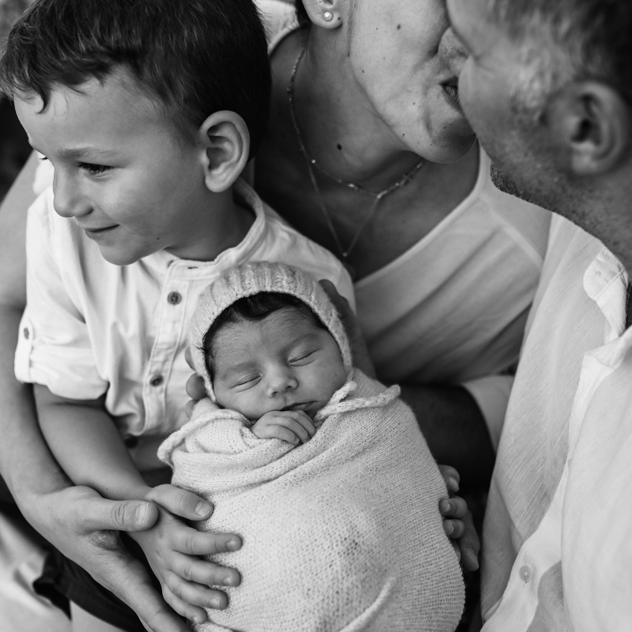 Επαγγελματική φωτογράφιση εγκυμοσύνης και νεογέννητου στη Ρόδο. Φωτογράφος νεογέννητων στη Ρόδο. Φωτογράφιση εγκυμοσύνης