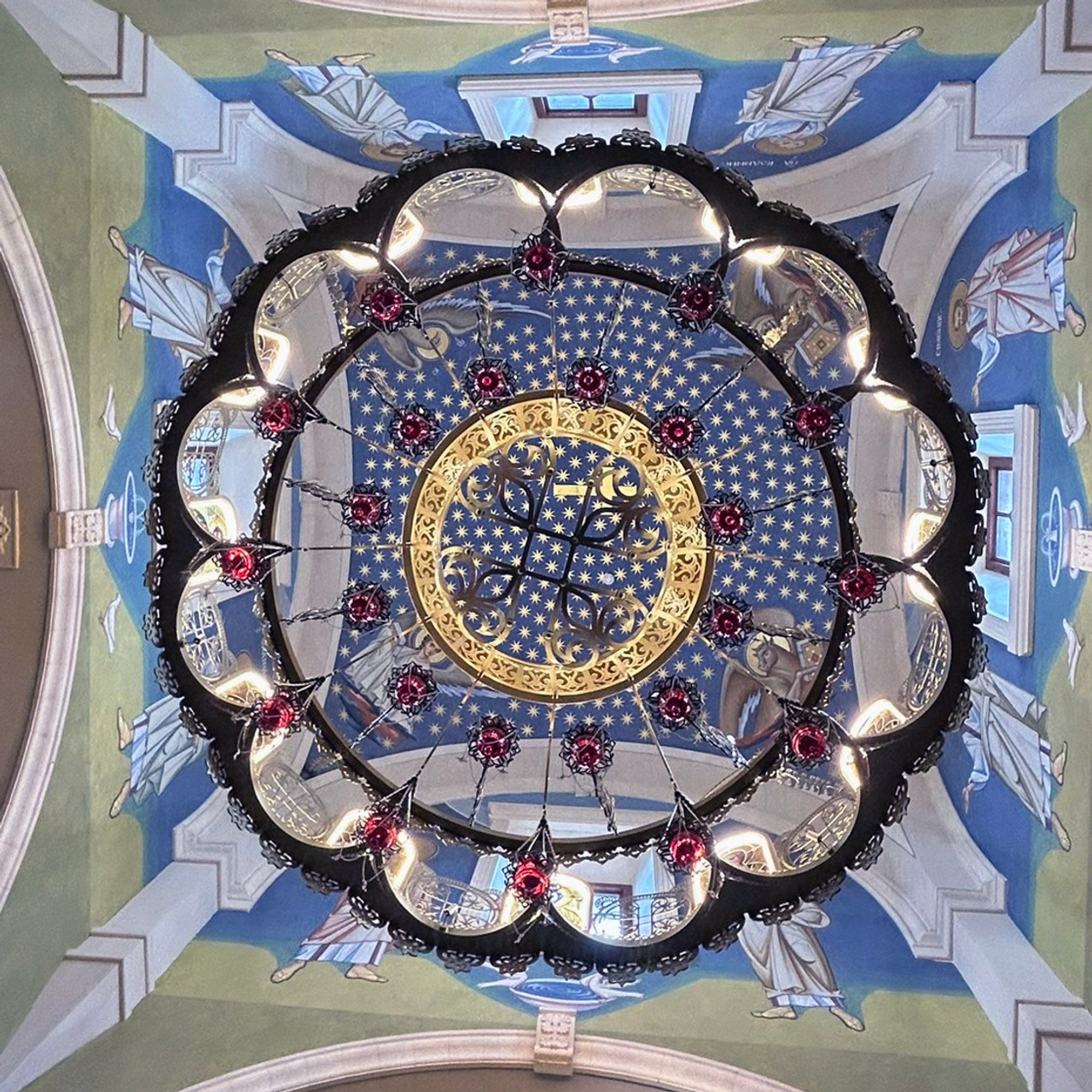 Хорос и светильники в храме Двенадцати апостолов. г. Михайловск