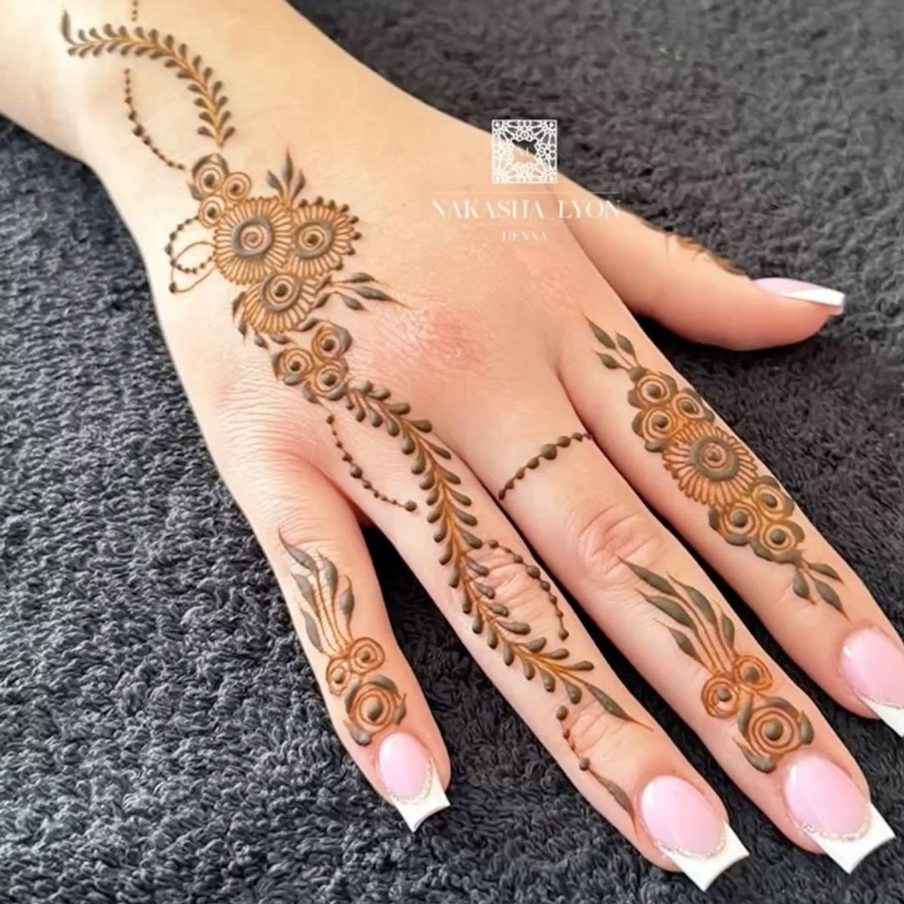 Hennafeste. Fotografie und Henna Kunst in Köln — Sylvette Loda