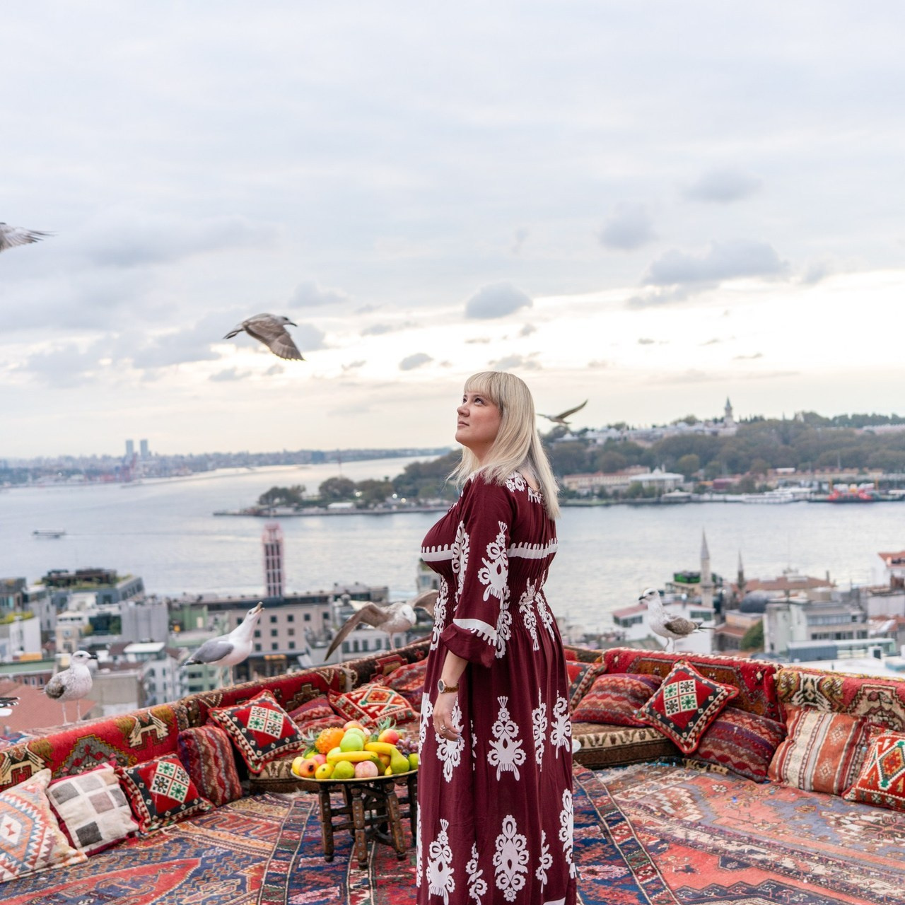 Фотосессия в Стамбуле. Фотограф в Стамбуле. Лайфстайл фотограф в Стамбуле Анатолий. Фотосессии на крышах с чайками
