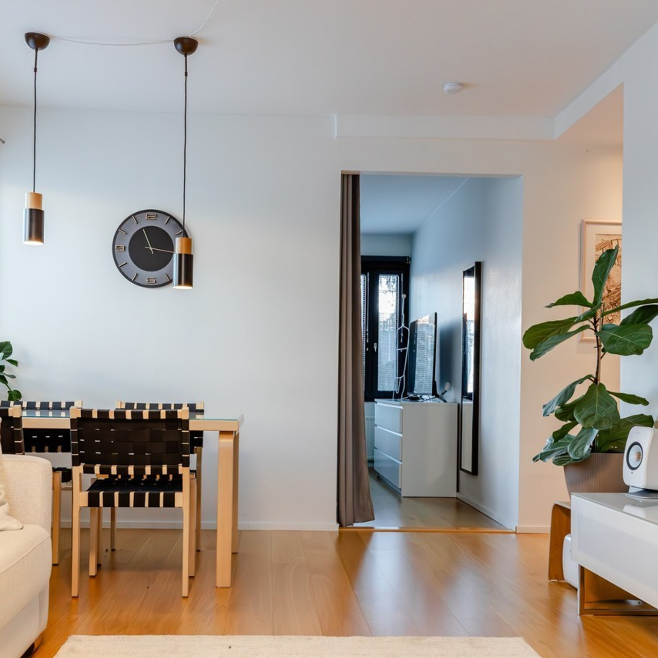 Arvostelut. Ekaterina Mansur, muotokuvafotografi Suomessa (Helsingissä ja Uudellam