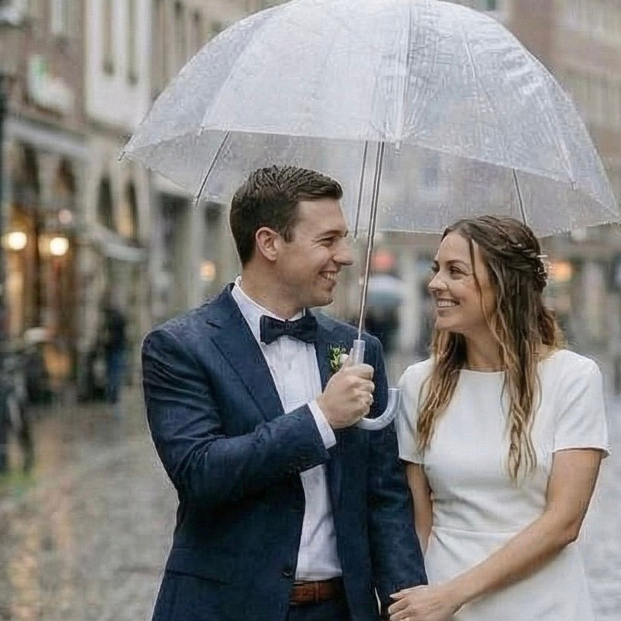 Brautpaar unter transparentem Regenschirm in Düsseldorf