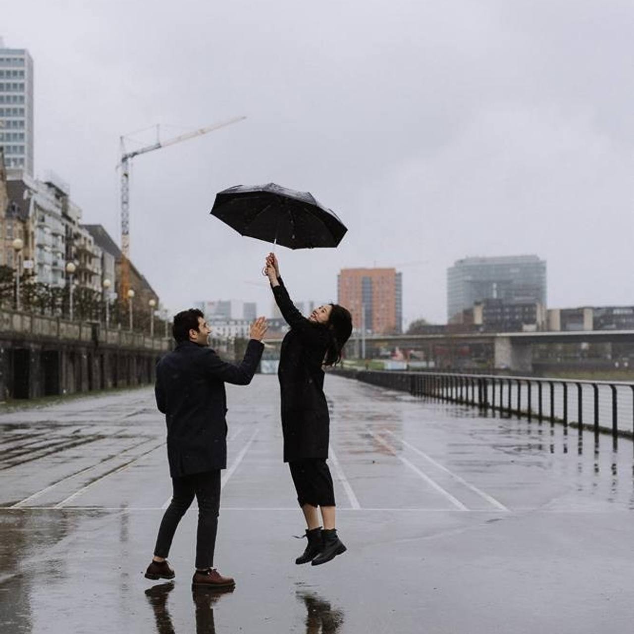 Brautpaar unter transparentem Regenschirm in Düsseldorf