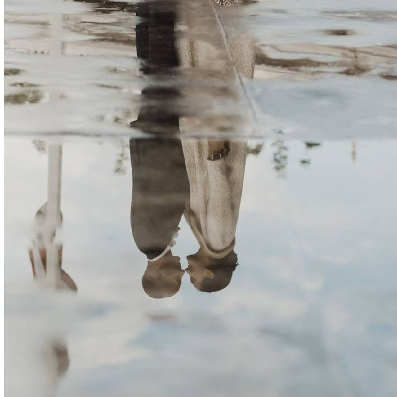 Brautpaar unter transparentem Regenschirm in Düsseldorf