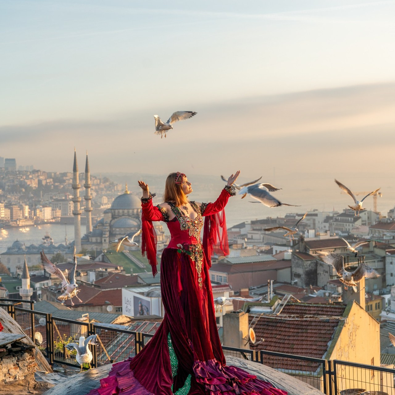 Фотосессия в Стамбуле. Фотограф в Стамбуле. Лайфстайл фотограф в Стамбуле Анатолий. Фотосессии на крышах с чайками