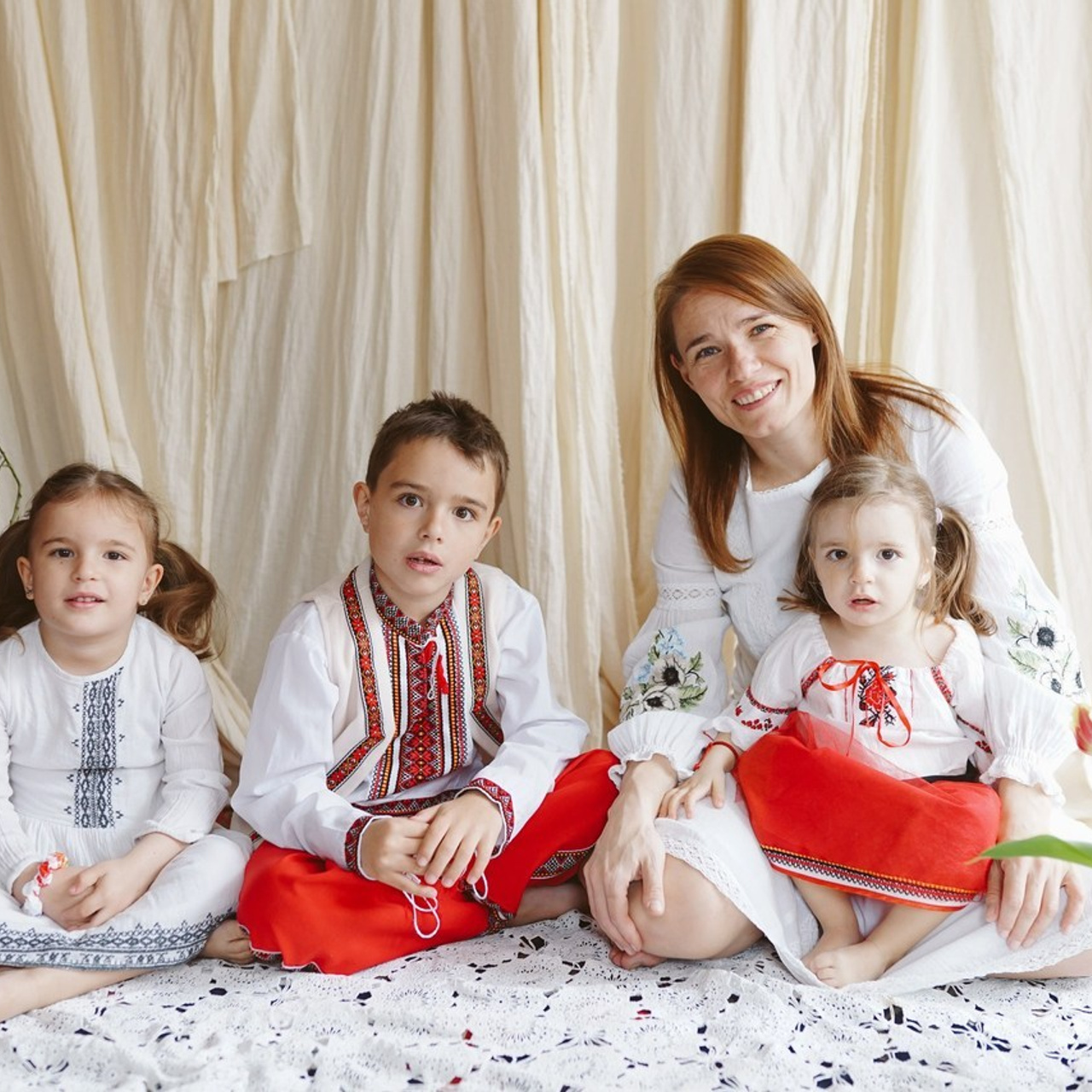 Mărturii și Experiențe ale Părinților | Mădălina Beda. Madalina Beda- Artist vizual, fotograf, doula la nastere, consultant babywearing Brasov si in toata tara