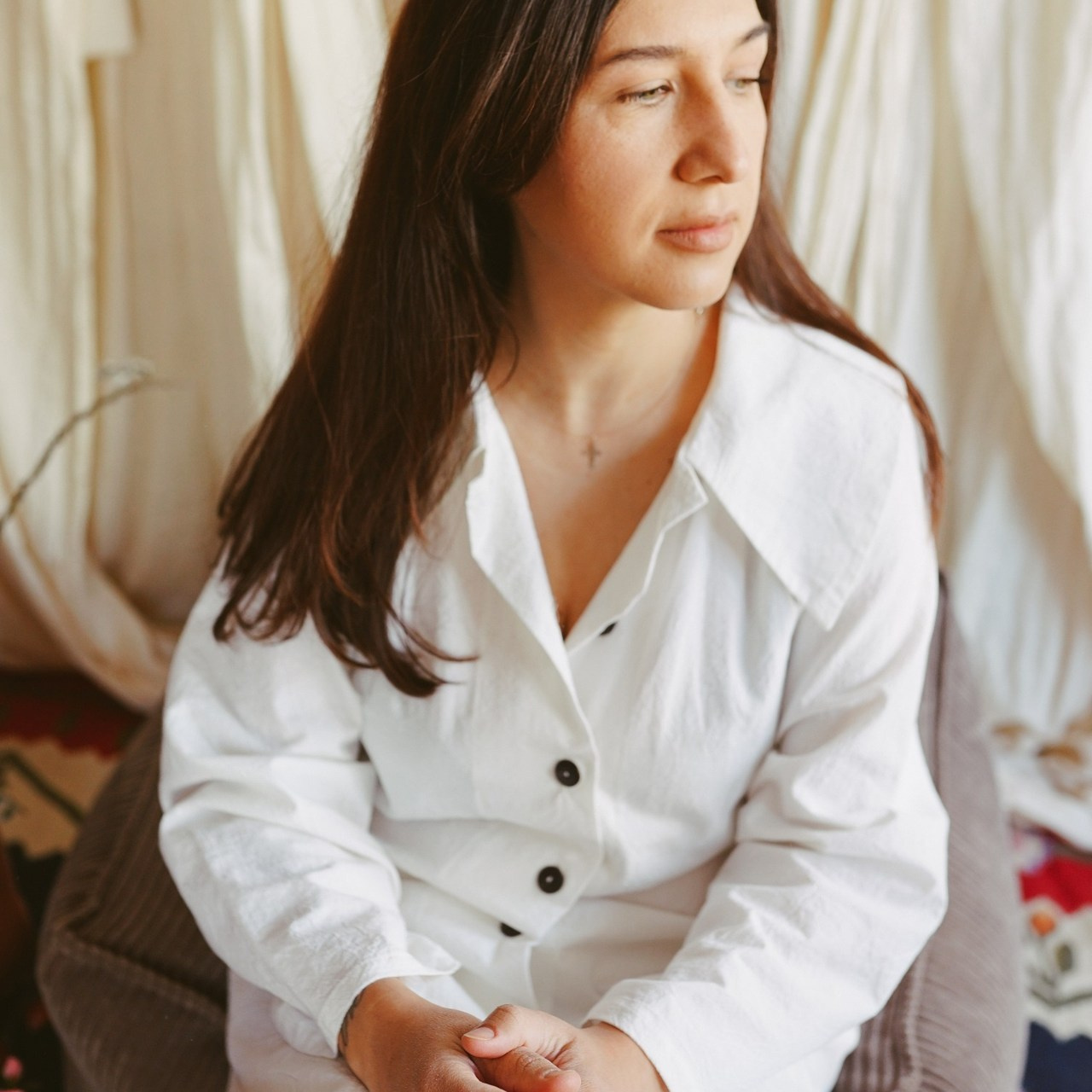 Mărturii și Experiențe ale Părinților | Mădălina Beda. Madalina Beda- Artist vizual, fotograf, doula la nastere, consultant babywearing Brasov si in toata tara