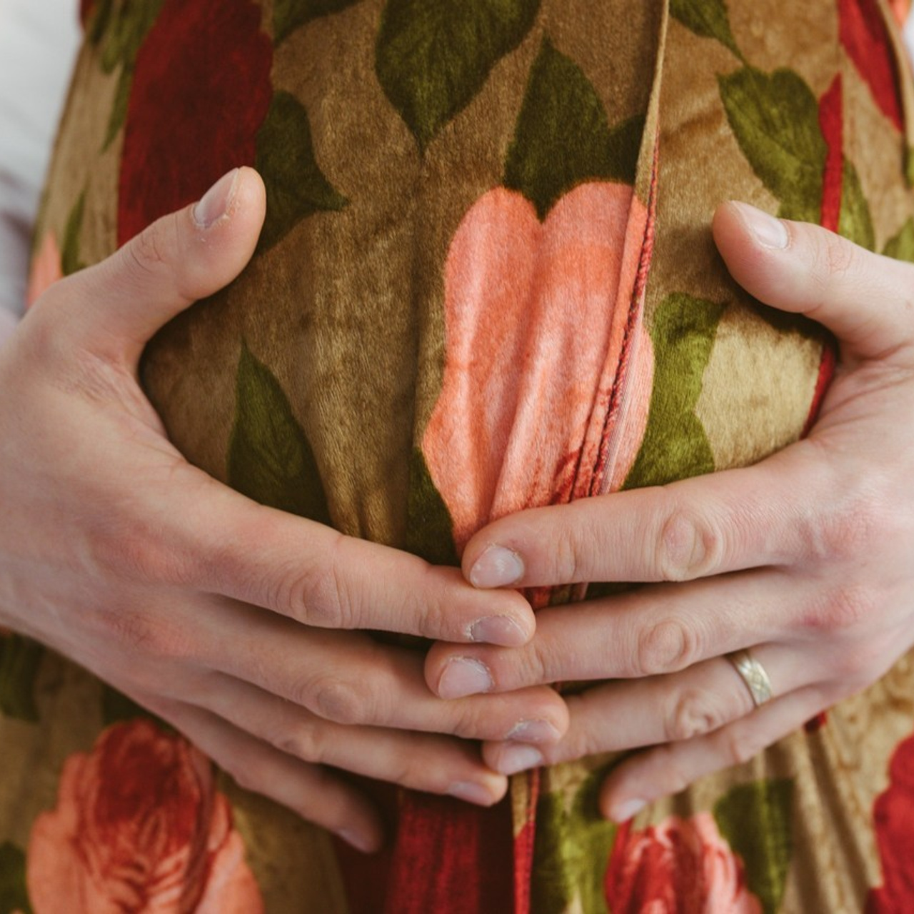 Mărturii și Experiențe ale Părinților | Mădălina Beda. Madalina Beda- Artist vizual, fotograf, doula la nastere, consultant babywearing Brasov si in toata tara