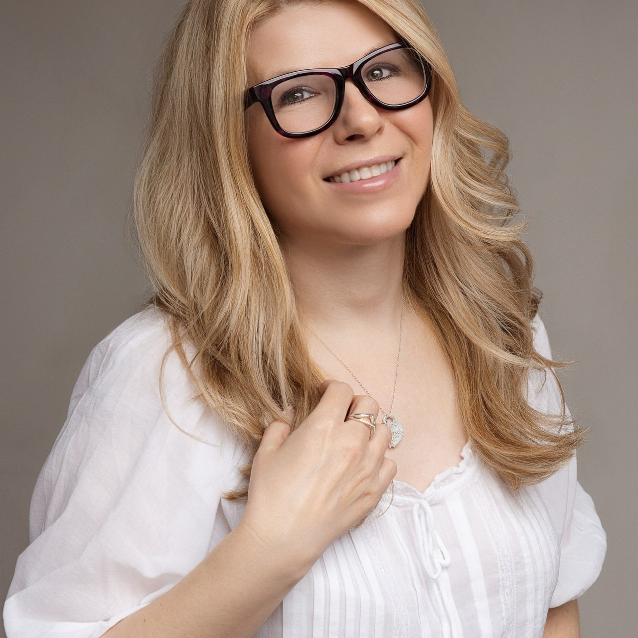 Contact. I am a portrait photographer, creating portraits at all stages of your life! Welcome to my studio place in Westmount, Quebec
