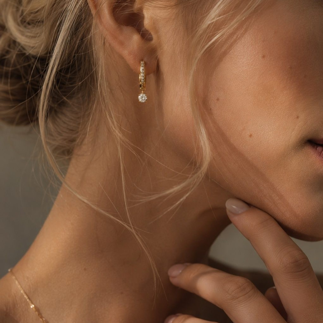 Елегантен close-up портрет с дамско бижу и естествена beauty визия