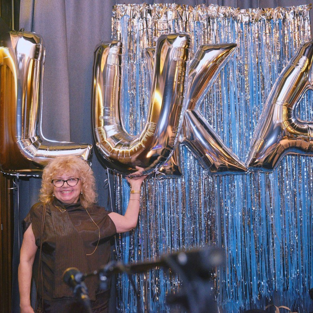 Recenzije. Fotograf Novi Sad Maja Vukelic Pavkov, maturanti, portreti, fotografisanje proizvoda, iznajmljivanje studija za fotografe