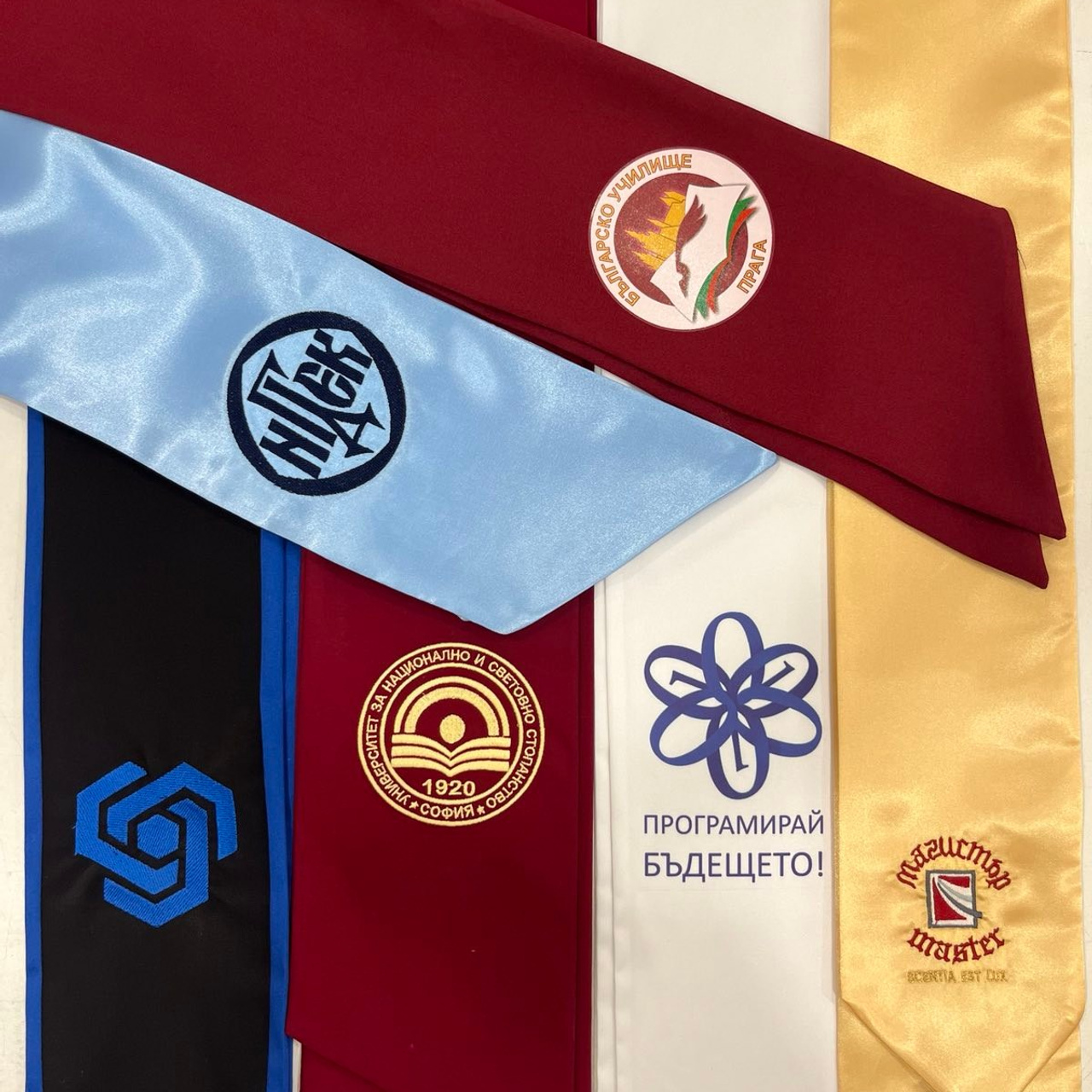 Шал за завършване с лого. 🎓 Togiishapki.bg — Тоги и академични шапки за дипломиране на студенти, ученици и деца